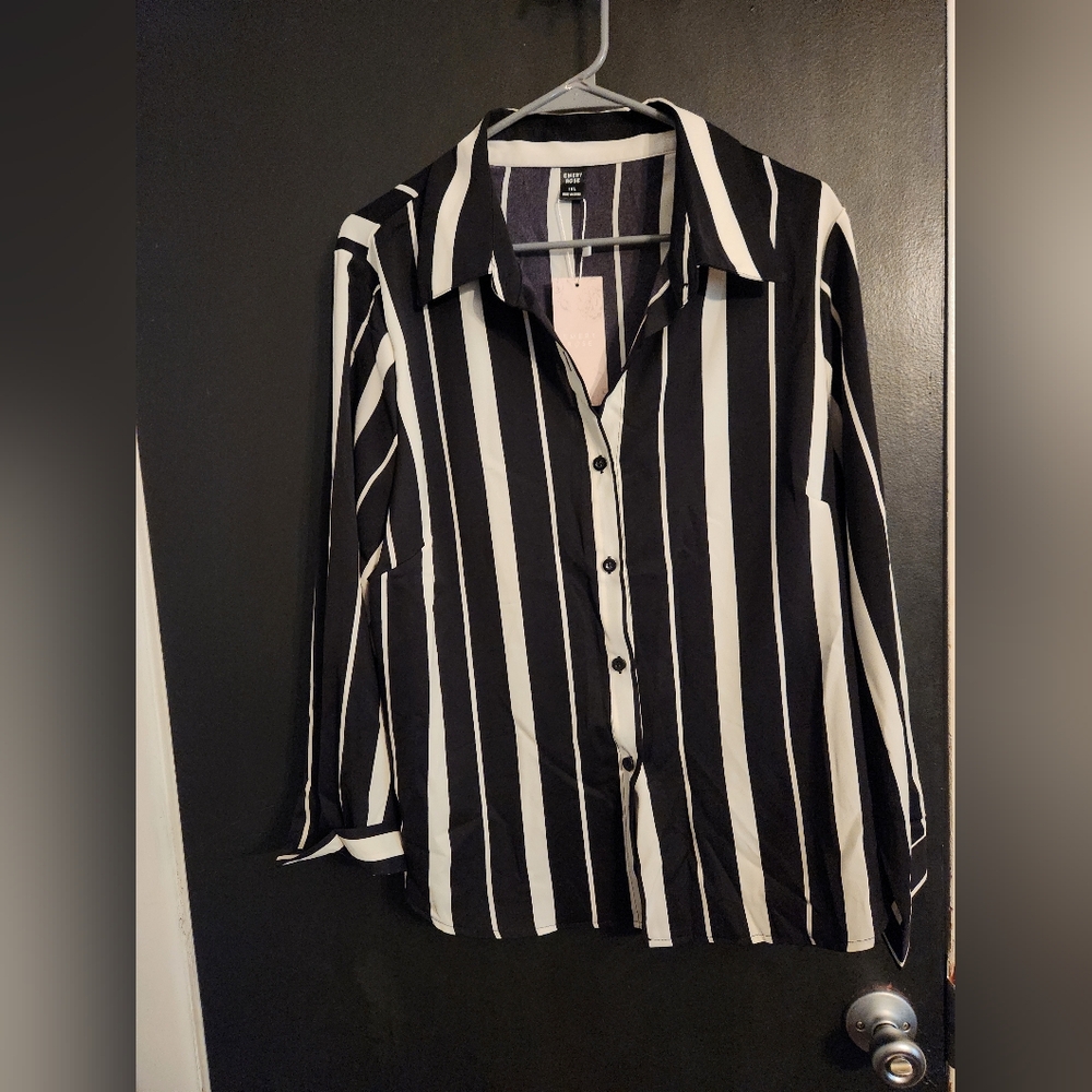 NWT 1XL Emery Rose Black and White Button Up Blouse